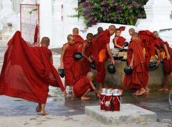Angkor Tours Burma szerzetesek
